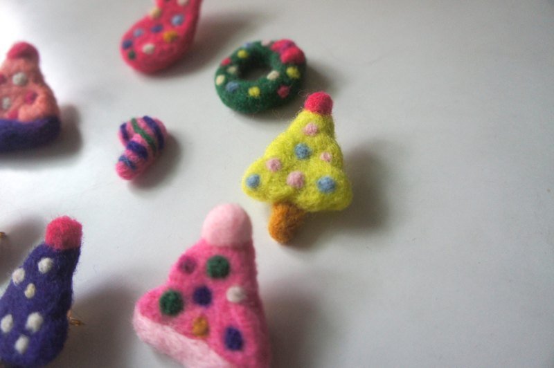 ❢ 叮叮咚咚 圣诞小别针 ❢（圣诞帽、圣诞袜、圣诞树）（开放订制） - 胸针 - 羊毛 多色