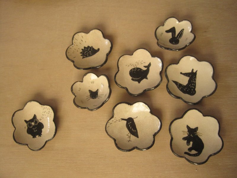 DoDo手作 悄悄话.动物剪影系列-白花片片 - 浅碟/小碟子 - 陶 白色