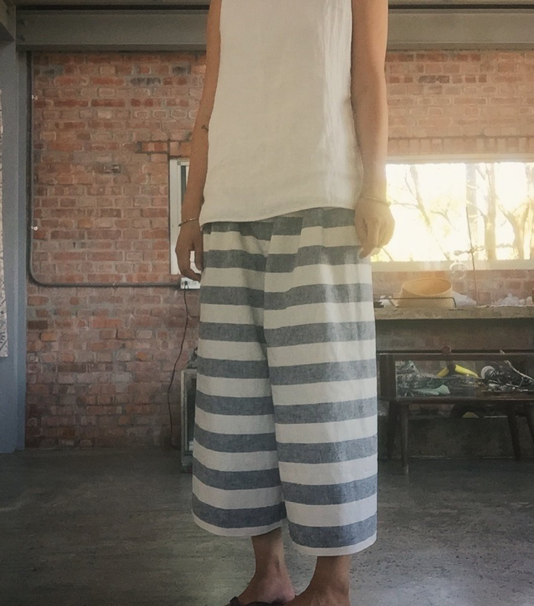 只剩一件！天然手作服 棉麻材质灰米白条纹 松紧宽筒九分舒适宽裤 - 女装长裤 - 棉 灰色