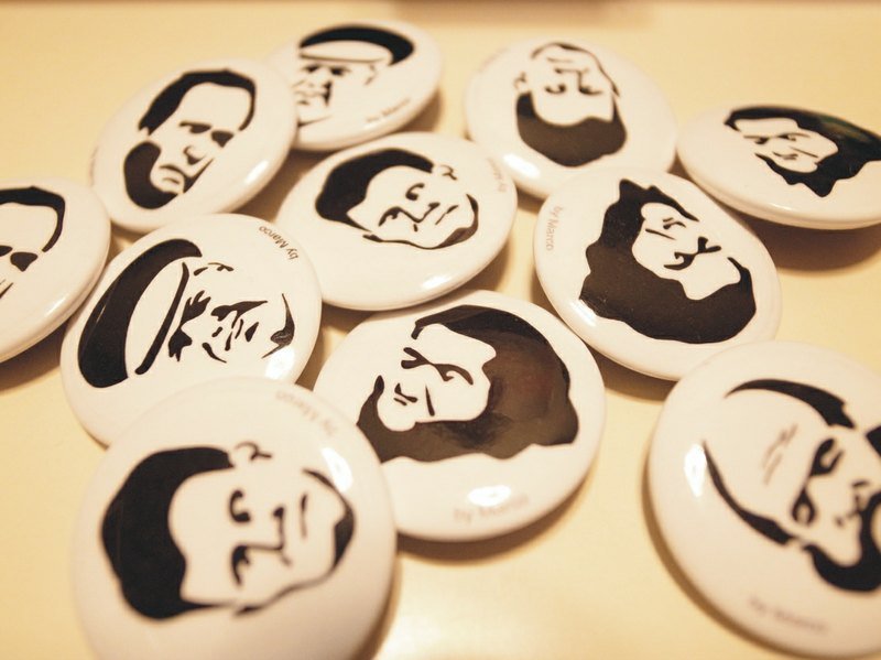 Head 设计胸章 - 胸针 - 其他金属 黑色