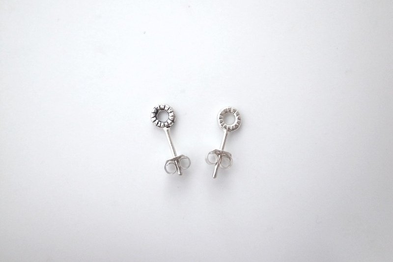 小怪兽套圈圈 纯银耳环(一对)silver925 - 耳环/耳夹 - 银 银色