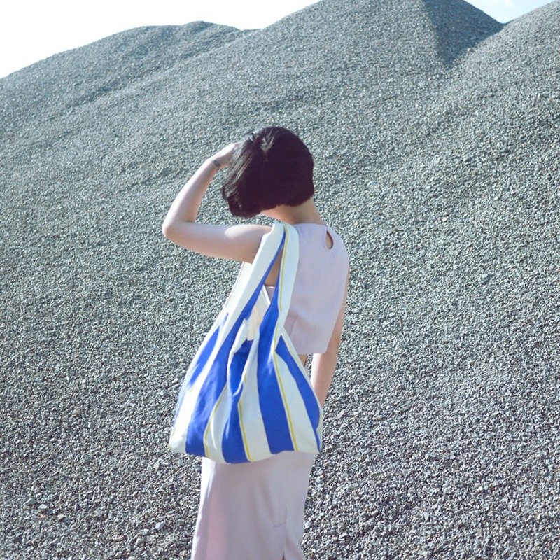 LLANO 奶牛琵琶印花帆布大包送同款束口袋 背袋 耐用 大容量街头文艺 蓝色条纹 - 侧背包/斜挎包 - 棉．麻 多色