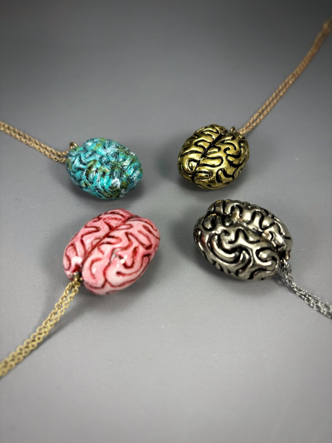 脑部造型坠饰项链。四种配色。黄铜 (Brass)、白铜 (White Bronze)、铜绿 (Patina) 及珐琅 (Enamel)。 - 项链 - 其他金属 