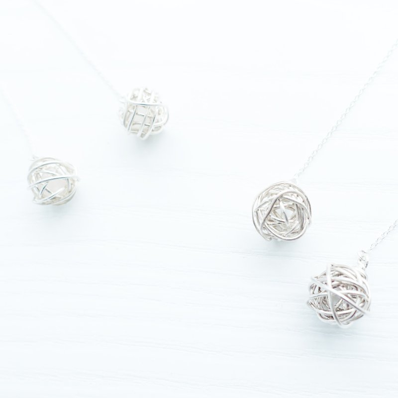 NO WORRIES抛开烦恼系列- 一双手工绕线纯银水晶垂吊耳环 - 耳环/耳夹 - 其他材质 银色