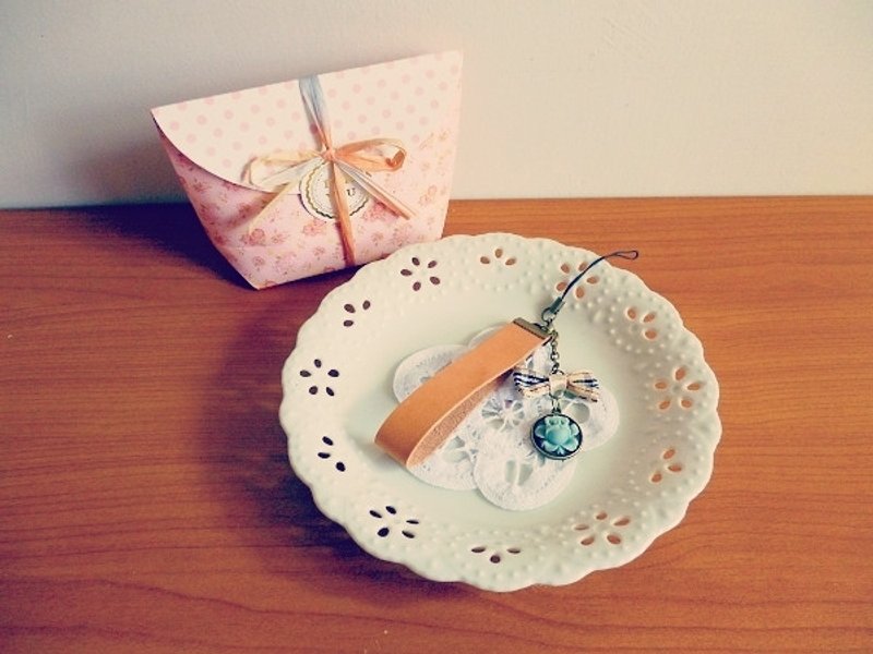 复古蓝玫瑰蝴蝶结皮革吊饰/手机吊饰˙定制化打印 - 吊饰 - 真皮 多色