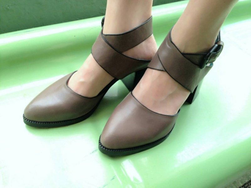 画儿#940都会性感脚跟系列 交叉比对中跟后空凉鞋 咖灰 a.k.a.漫步在云端软到蹦嘎 - 男女凉鞋 - 真皮 白色