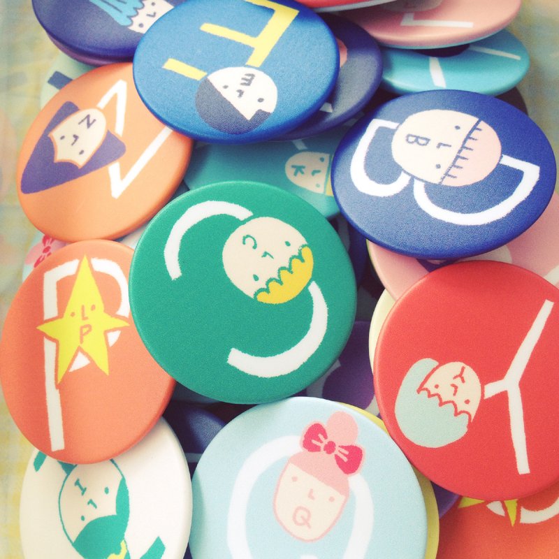 中字母徽章 / 共26款 / A-Z - 徽章/别针 - 塑料 多色