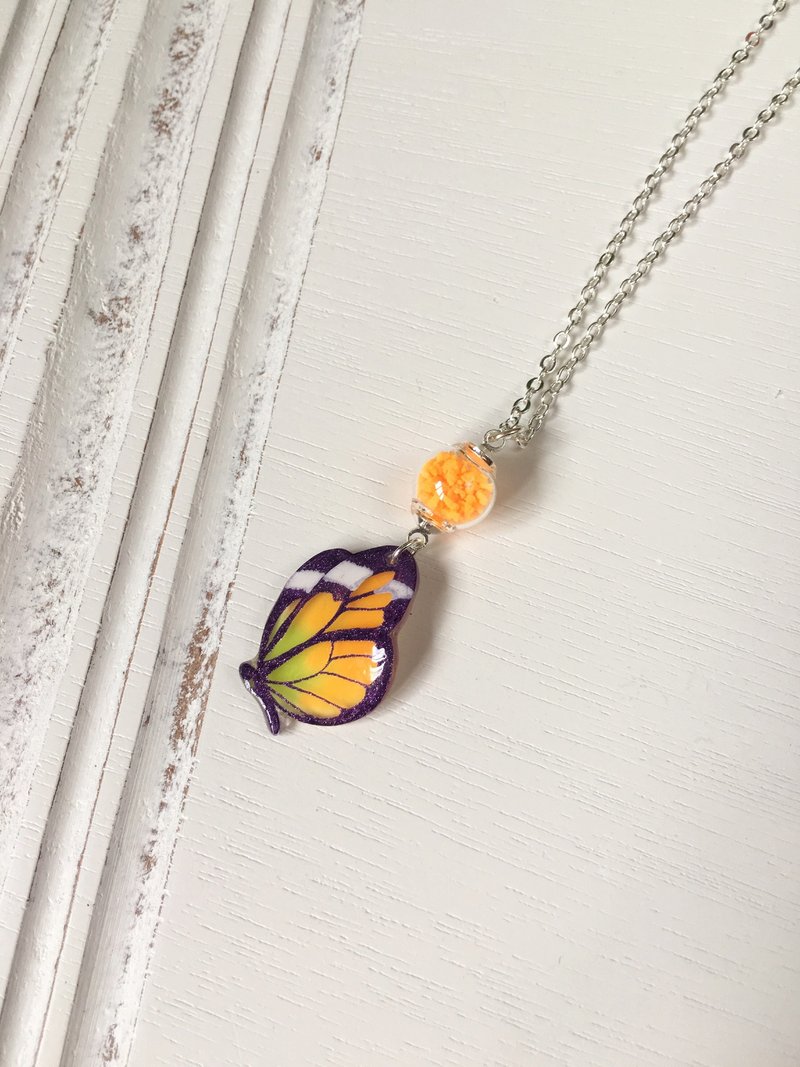 *Haku·Neko* [限定品] 夜光紫色纹理橙黄渐层手绘蝴蝶光亮玻璃球颈链 - 颈链 - 硅胶 橘色