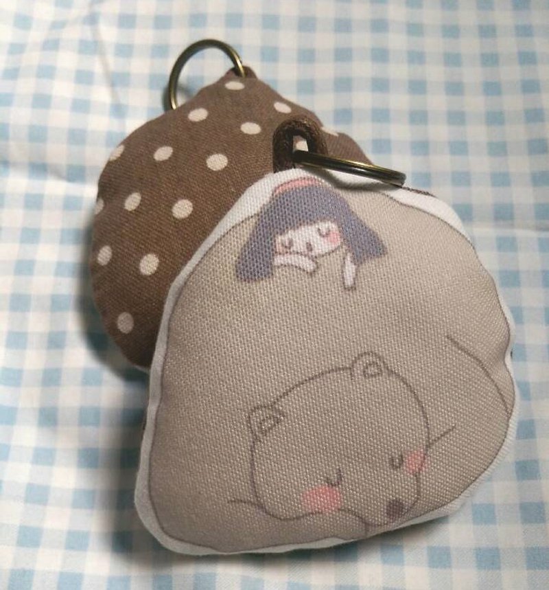 习惯有你在身边/咻咻熊家的手工大钥匙圈/点点布吊饰 - 钥匙链/钥匙包 - 其他材质 白色