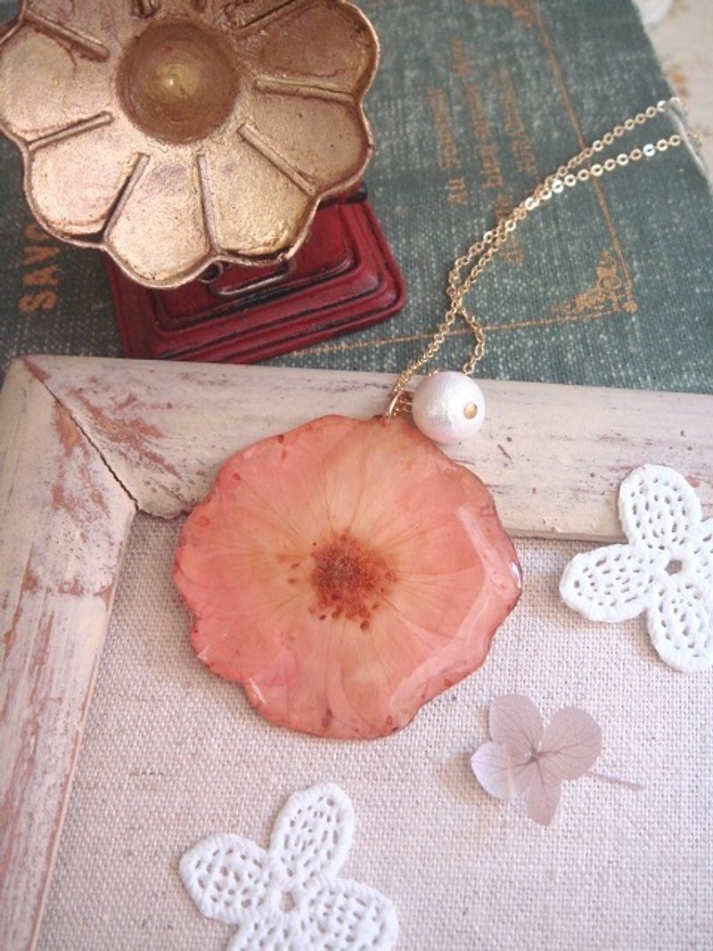 Garohands 粉玫瑰水晶膜压花棉花珍珠手感中长链 A438 礼物 圣诞节 交换礼物 - 项链 - 植物．花 粉红色