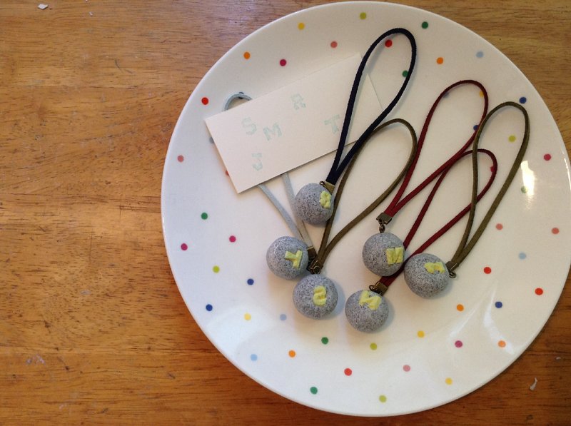 A-Z字母吊饰。可爱字母石球。手感雕刻橡皮章 - 吊饰 - 其他材质 灰色