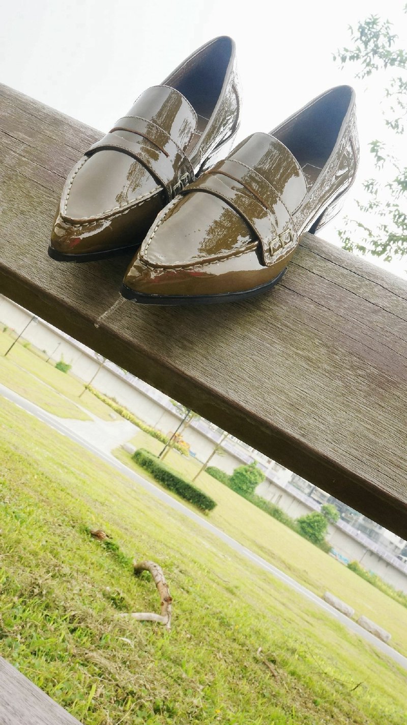 一个人朗读的优雅姿态。尖头漆皮乐福(墨绿) - 女款休闲鞋 - 真皮 绿色