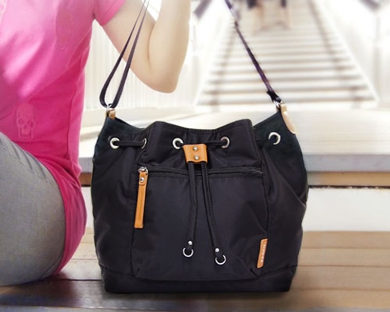 【轻甜焦糖】Brisk束口斜肩包-时尚黑(MIT台湾制造) - 侧背包/斜挎包 - 其他材质 黑色