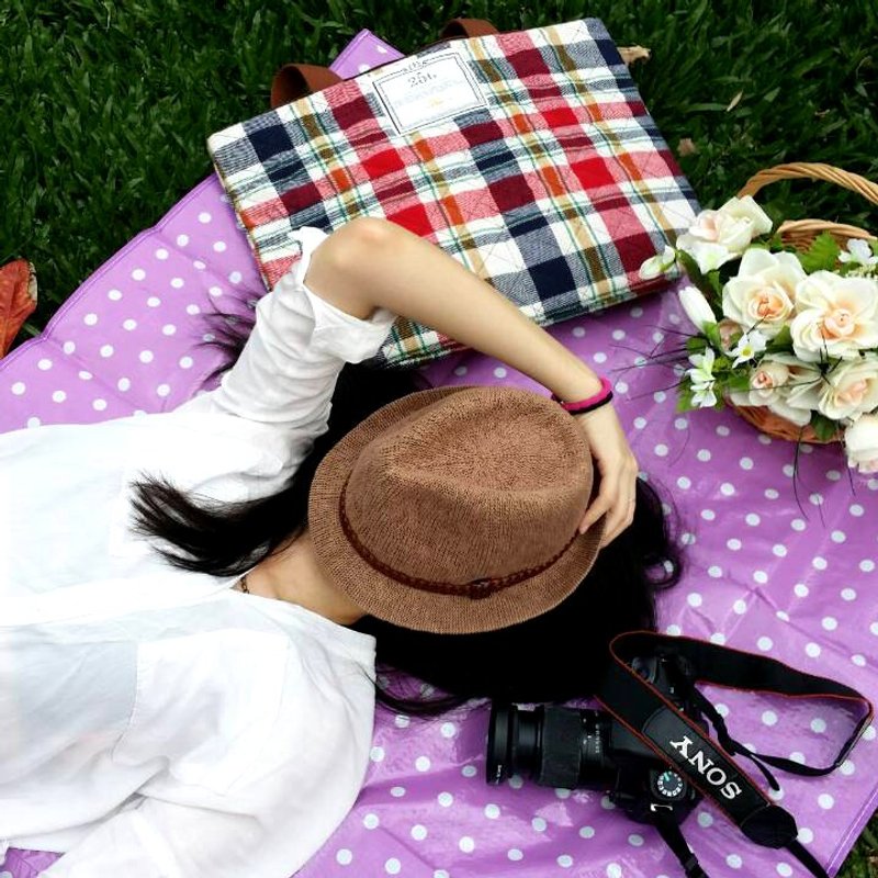 【4U4U】悠游假日点点野餐/沙滩垫 - 露营用品 - 塑料 