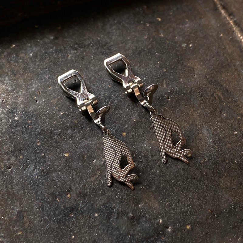 手指很娘夹式耳环 - 耳环/耳夹 - 其他金属 银色