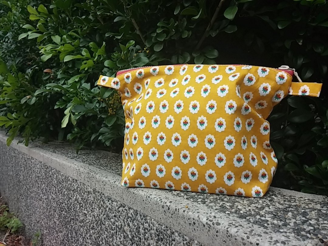 8寸 黄褐色底 白色花朵 白色拉链 简约 手工印花 化妆/杂物/个人用品包 - 化妆包/杂物包 - 棉 金色