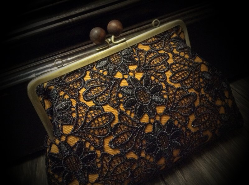 立体蕾丝纹木玉口金包 - 侧背包/斜挎包 - 其他材质 黑色