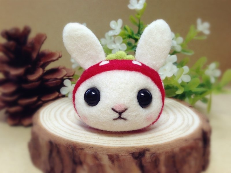 【奶油毛毛】羊毛毡可爱梦幻草莓帽小兔兔 小兔子 手机吊饰 耳机塞 防尘塞 钥匙圈 生日礼物 - 手机座/防尘塞 - 羊毛 红色