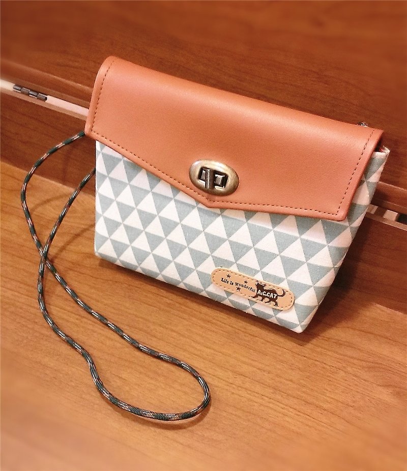 【巧手猫x城市猫】斜背包  转扣转扣 信封包 相机收纳包  蓝绿色 三角几何 - 侧背包/斜挎包 - 其他材质 蓝色