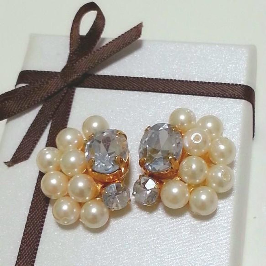 Elegant Pearl &amp; Bijou earrings - 耳环/耳夹 - 其他金属 白色