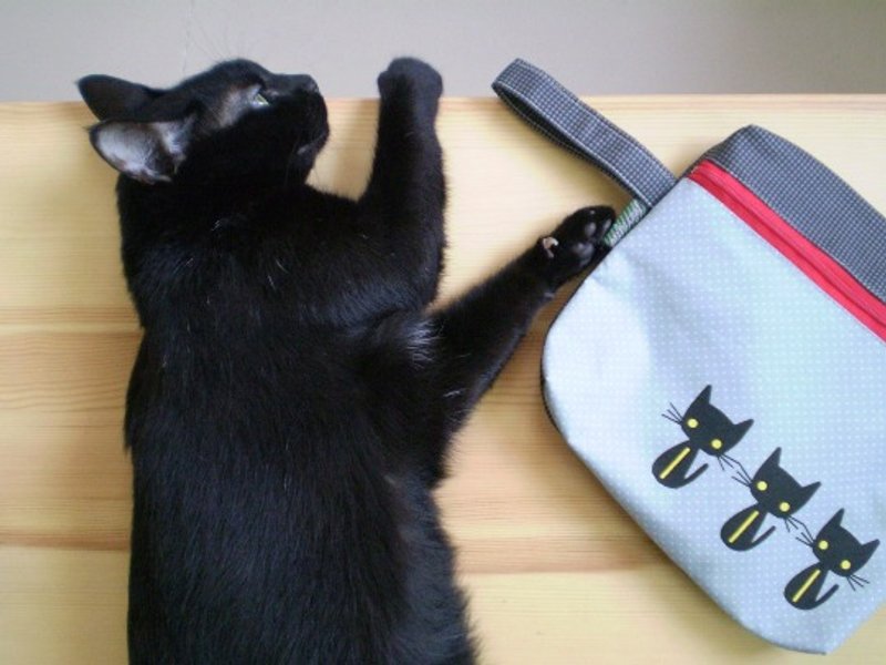 Cute "BLACK CAT" handprinted on grey pin dot cotton pouch / clutch / wristlet / stationery bag / cosmetic bag - 手拿包 - 棉．麻 黑色
