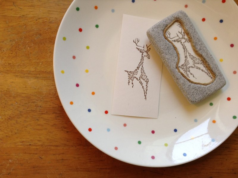 被石化的手工雕刻橡皮章。往前看的鹿。手做印章。包装礼物 - 其他 - 其他材质 灰色