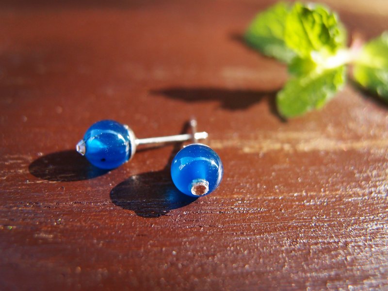 【DODOWU手作轻珠宝】《天然石贴耳耳环/蓝玛瑙》手工制作/平价设计珠宝/抗过敏/中性/可以改夹式 - 耳环/耳夹 - 宝石 蓝色