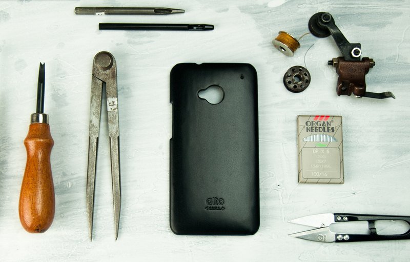 alto HTC New One M7 真皮背盖  Coraza Original - 黑色/蓝边  - 其他 - 真皮 黑色