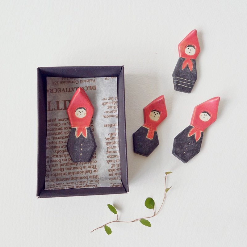 ［手感陶作］红帽女孩 - 花瓶/陶器 - 瓷 红色