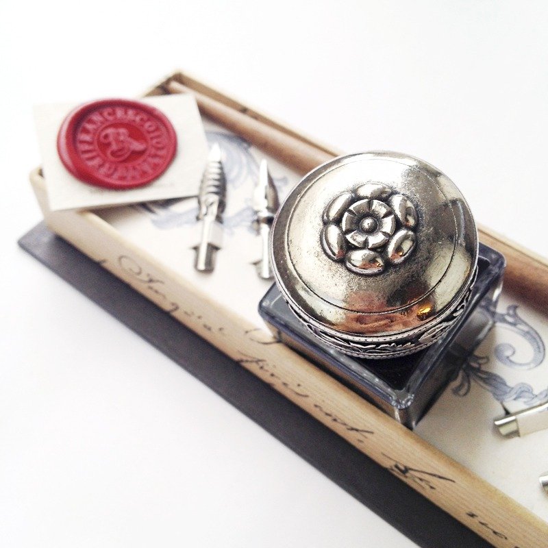 73 意大利锡制雕纹木杆沾水笔礼盒 | Francesco Rubinato - 蘸水笔 - 其他金属 卡其色