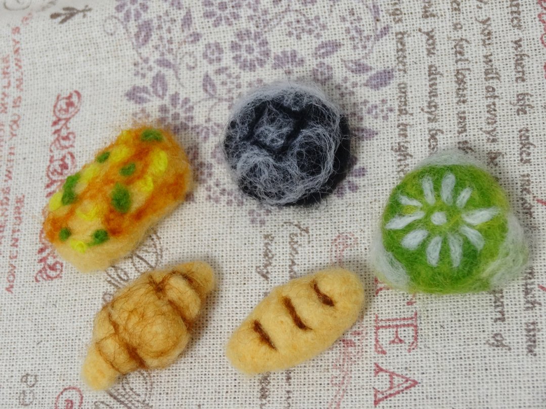 各式面包羊毛毡-羊毛毡  "钥匙圈、吊饰、摆饰" (可定制化更改颜色) - 钥匙链/钥匙包 - 羊毛 多色