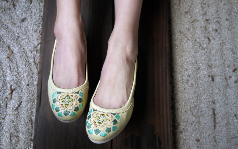 【锦簇花语】唯美绣花芭蕾缩口女鞋(淡黄色) - 女款休闲鞋 - 真皮 黄色