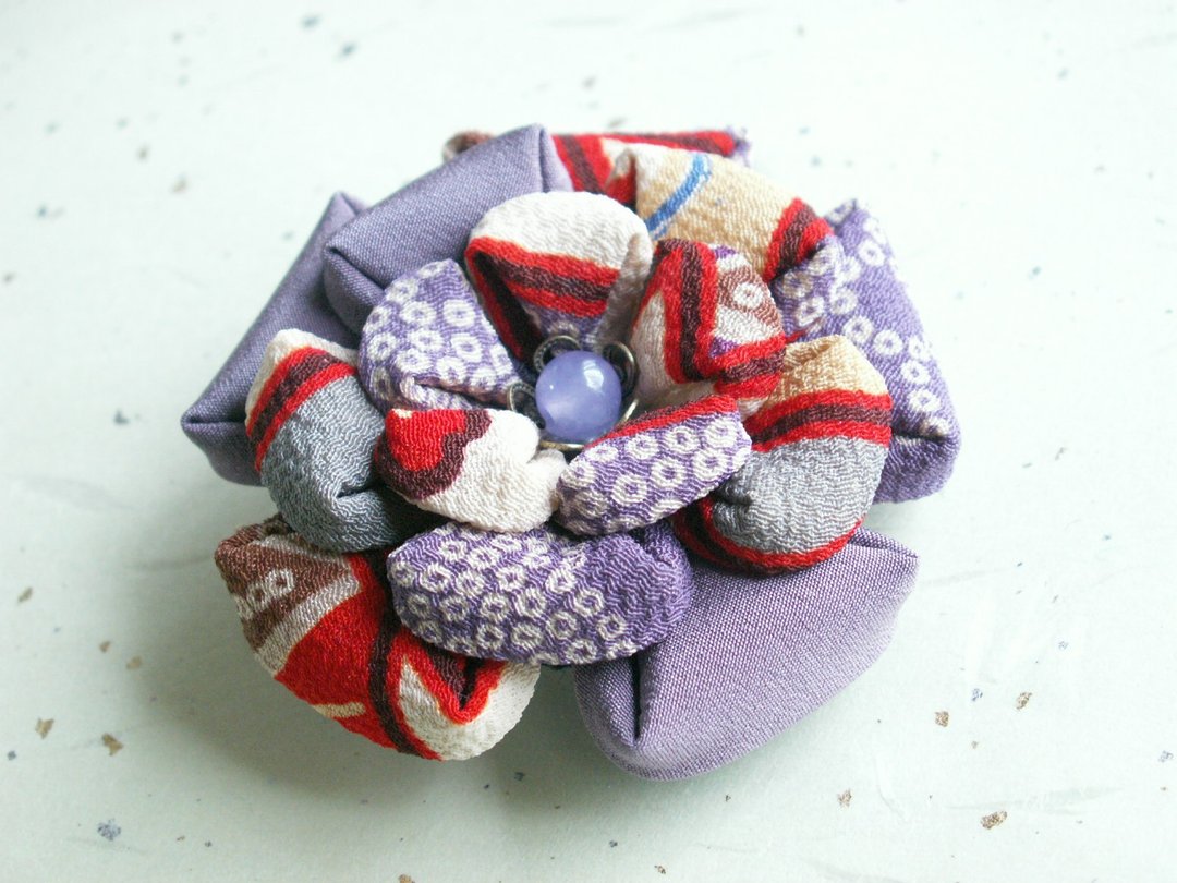 Deki use brooch everyday knob crafted old cloth W bracket is made of (kimono cloth) ♪ - 胸针 - 其他材质 紫色