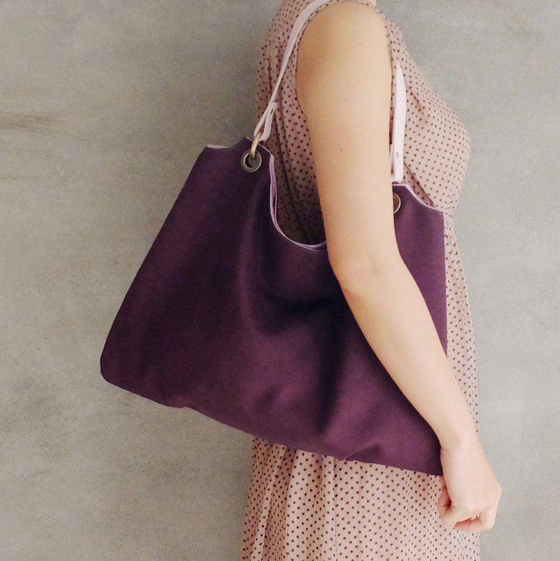 紫醉巴黎　麂皮梯形抓褶空气感包包　翻面换颜色　牛皮提把　深紫 - 侧背包/斜挎包 - 其他材质 紫色