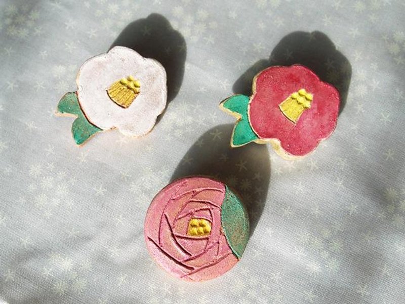 Pottery brooch "camellia" - 胸针 - 羊毛 