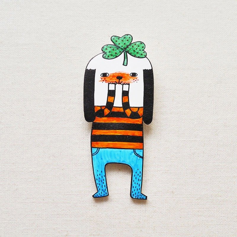 Brighton with Three Leaf Clover / 头戴三叶幸运草的狗狗布莱顿 / 手工制作热缩片 / 胸针磁铁 - 胸针 - 塑料 多色