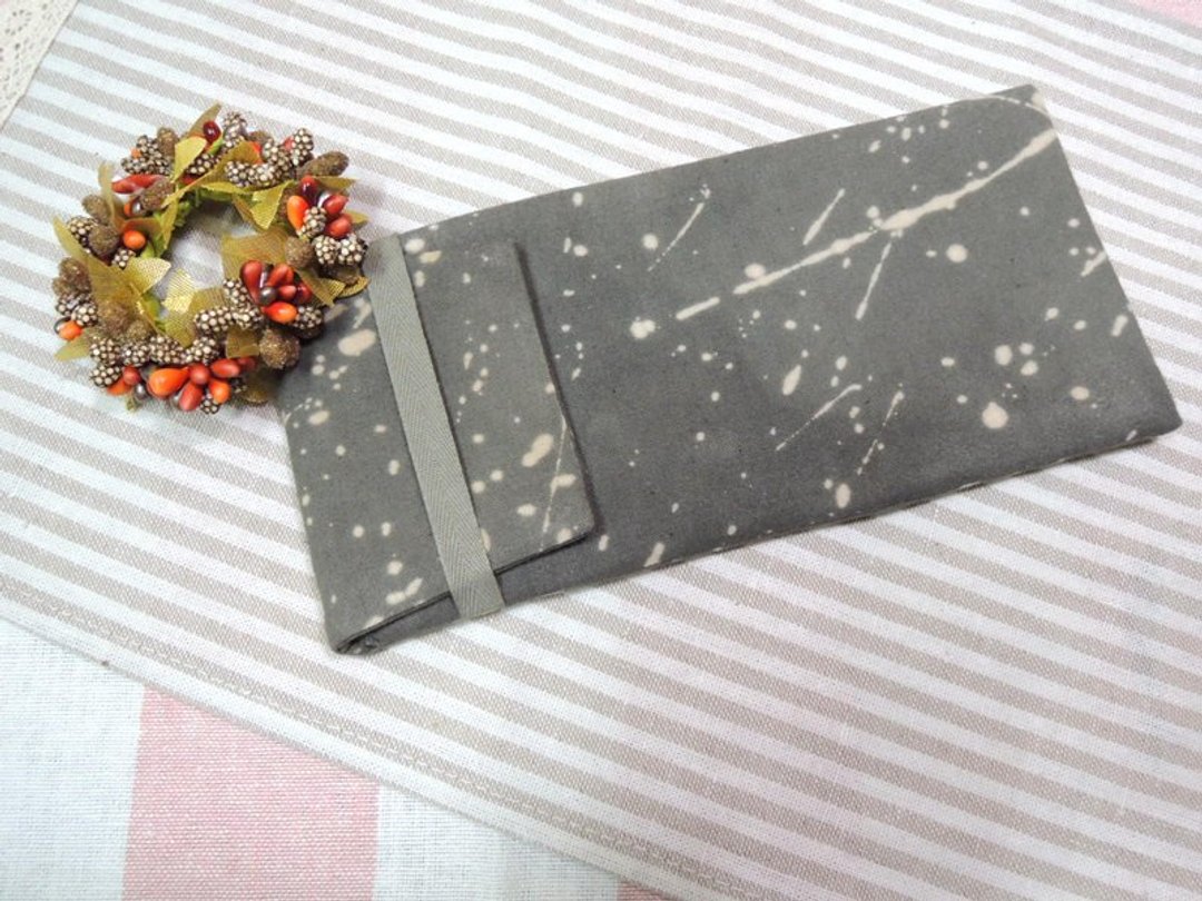 【姆姆手作良品】榄仁叶植物染笔袋(灰绿泼墨款) - 铅笔盒/笔袋 - 棉．麻 灰色