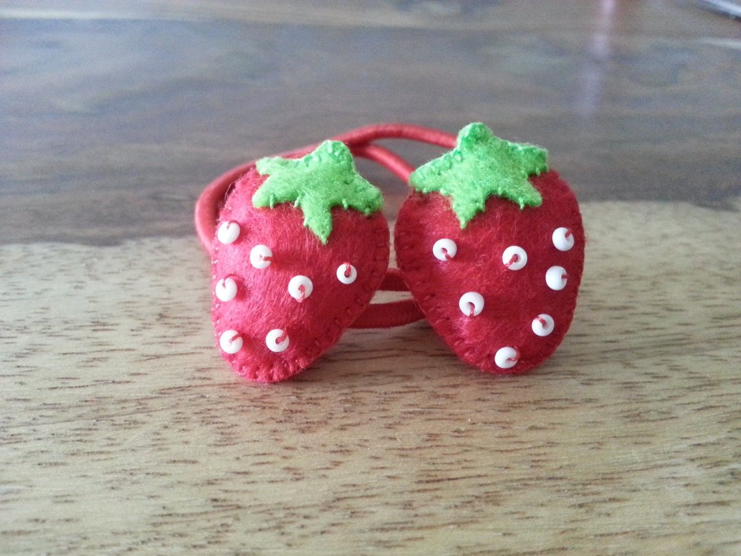 CaCa Crafts | Juicy Strawberry 小草莓发圈 - 发饰 - 羊毛 红色
