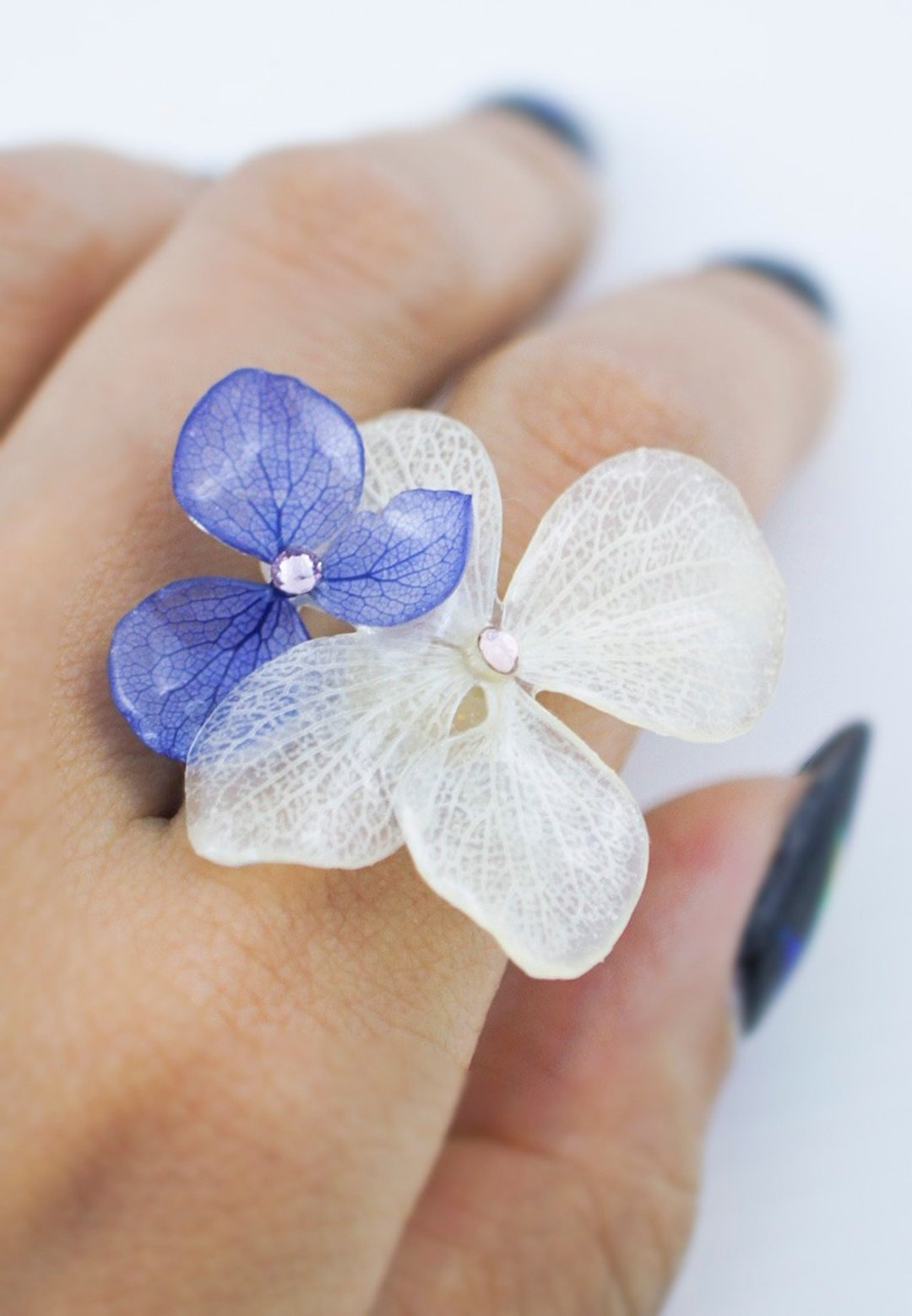 花园狂想曲 – 白色及蓝色绣球花花材缀 Swarovski 水晶戒指 - 戒指 - 宝石 白色