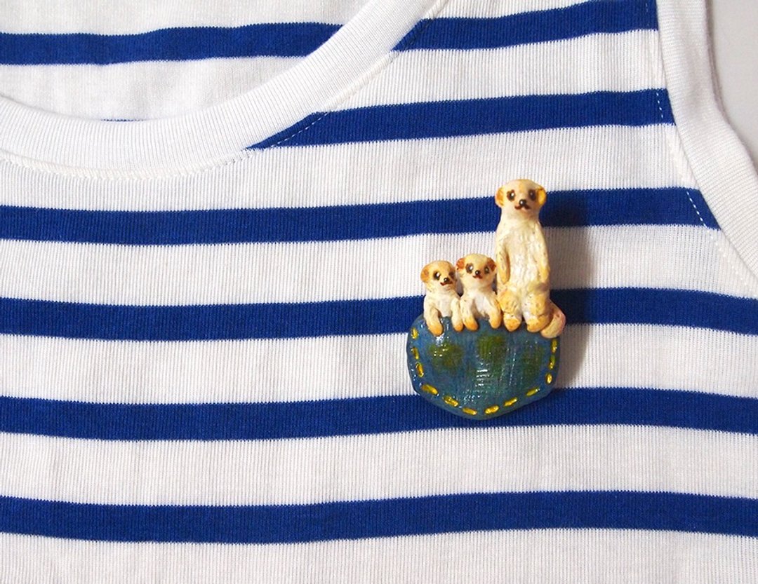小狐獴家族手工手绘胸针 Pocket Meerkat family handmade brooch - 胸针 - 其他材质 多色