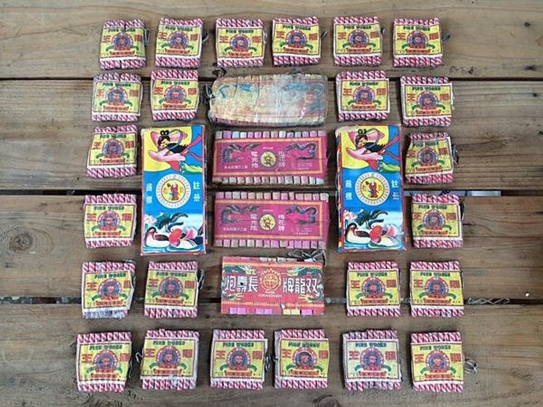 古董老品早期台制老鞭炮铁皮怀旧童玩尪仔标工业风乡村杂货zakka普普风loft北欧风eames眷村怀旧文创摄咖啡轻食 - 摆饰 - 纸 红色