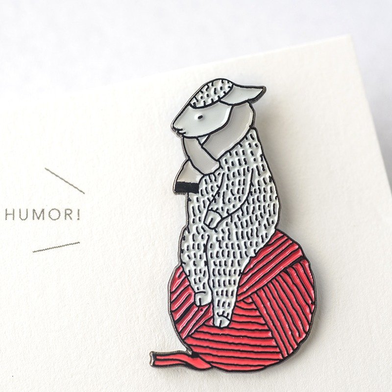 【SH12】羊 胸章 胸针 别针 黑 x 白围巾 x 红色毛线球 - 胸针 - 其他金属 红色