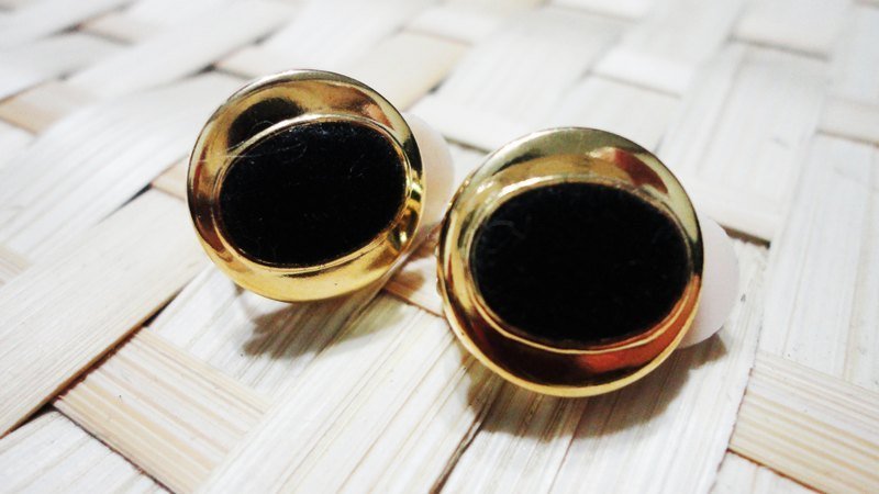 NiCorn手作-发梢的幸福-金边椭圆绒毛复古耳环(耳夹式) - 耳环/耳夹 - 其他材质 黑色