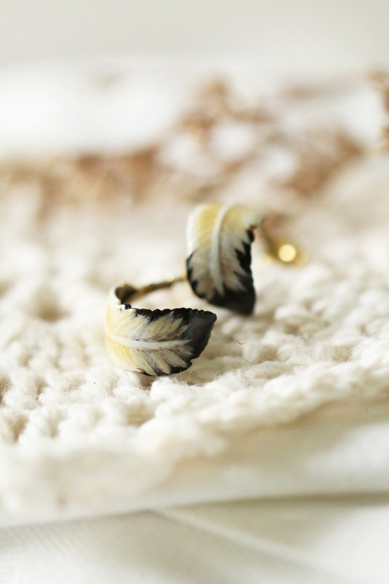 Feather earrings (realistic color) by linen. - 耳环/耳夹 - 其他金属 