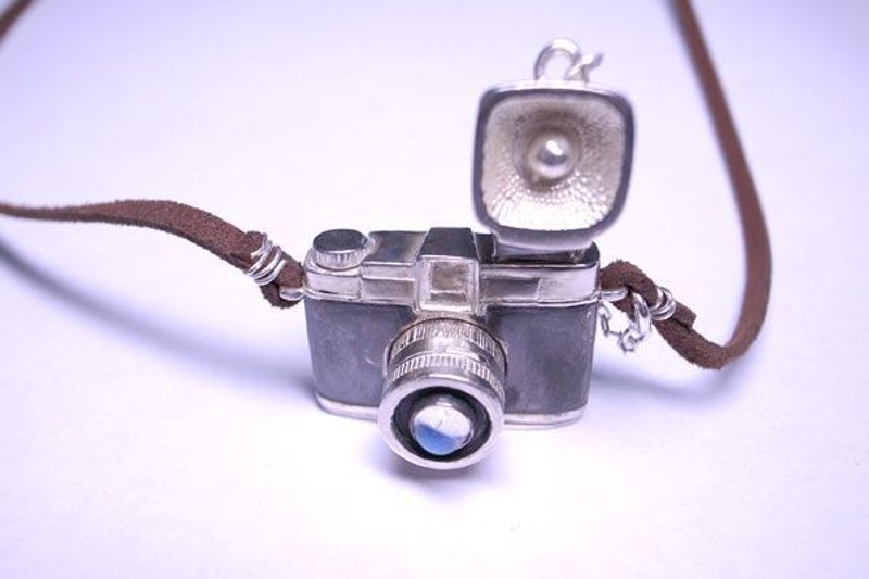 纯银戴安那Diana F+ Lomo月光石皮绳相机(有闪灯款) - 项链 - 其他金属 灰色