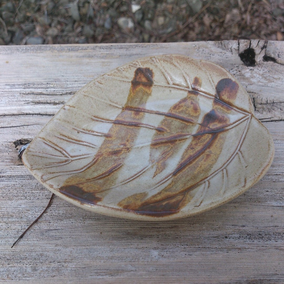 【JAEE Ceramics】刷色叶纹碟 - 浅碟/小碟子 - 其他材质 咖啡色