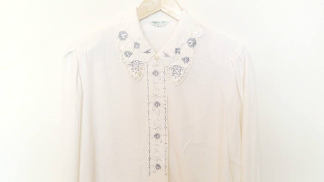 [ilakoa clothing] {古着vintage} 日本 气质精美淡雅灰蓝花刺绣白色衬衫 文艺 复古 有肩垫 - 女装衬衫 - 其他材质 白色