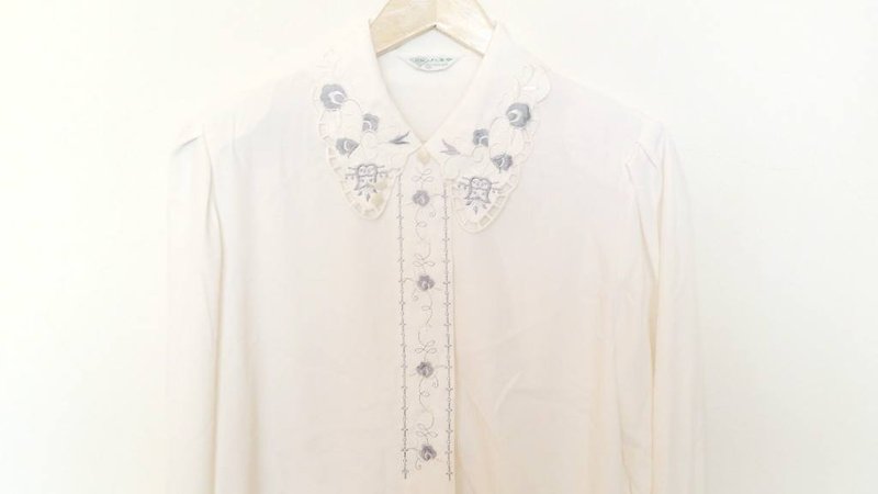 [ilakoa clothing] {古着vintage} 日本 气质精美淡雅灰蓝花刺绣白色衬衫 文艺 复古 有肩垫 - 女装衬衫 - 其他材质 白色