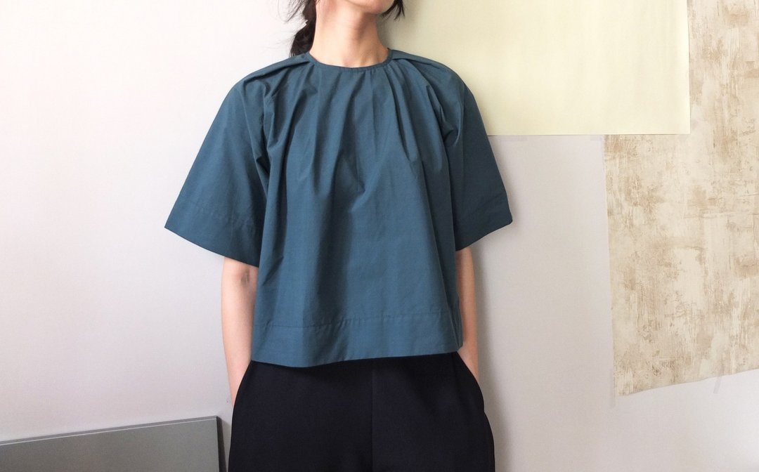 孔雀蓝绿领口自然折纹短版上衣 - 女装上衣 - 其他材质 