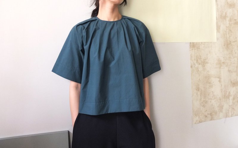 孔雀蓝绿领口自然折纹短版上衣 - 女装上衣 - 其他材质 